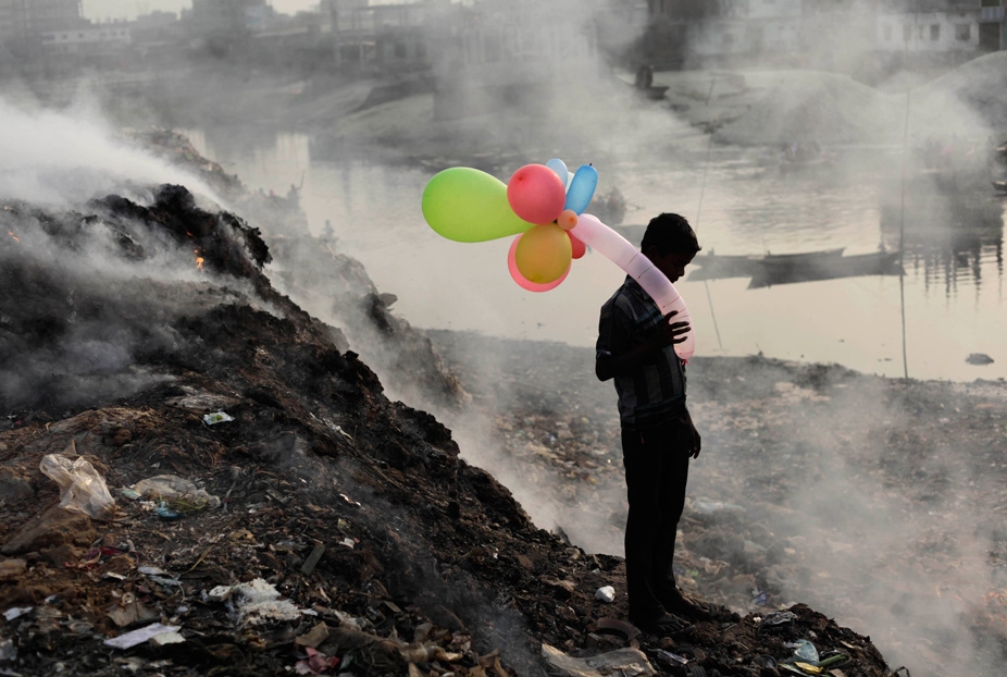 Tramonto a Dhaka, di Andrew  Biraj