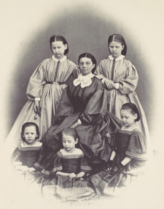 Franz Antoine, "Ritratto di una donna seduta circondata da cinque ragazze", 1850-60 - in apertura"Donna seduta in vestito a righe con quattro bambine",  1850-60, Met Museum