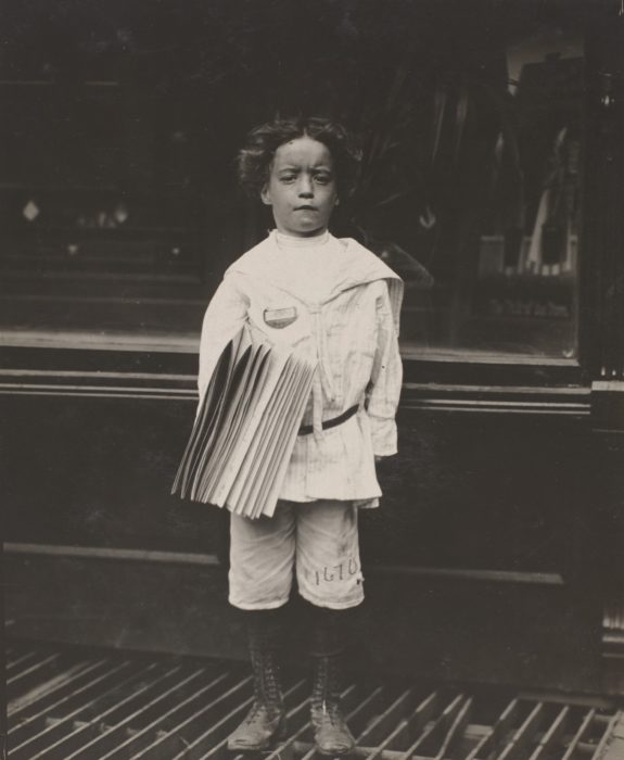 Lewis Hine, "Jo Lehman, 7 anni, venditore di giornali, New York", luglio 1910, in apertura "Ragazzo che porta cappelli", Ney York, febbraio 1912, Met Museum