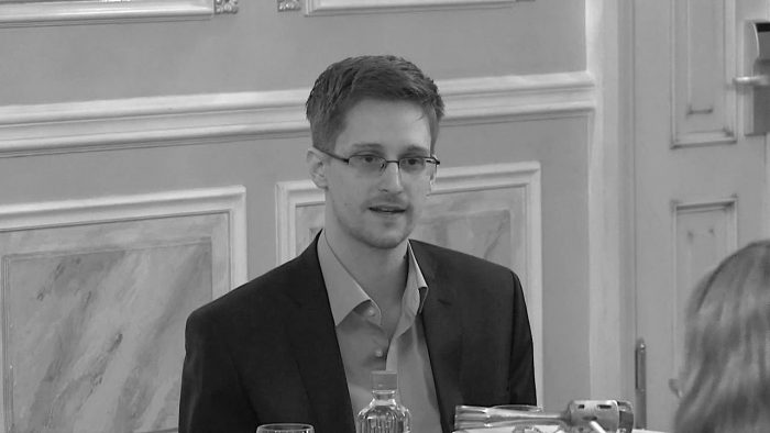 Edward Snowden, Canada College, 2015, RogerSheaffe, CC BY - SA 3.0 - in apertura Snowden riceve il premio Sam Adams a Mosca, 2013, Youtube, The WikLeaksChannel, CC BY 3.0