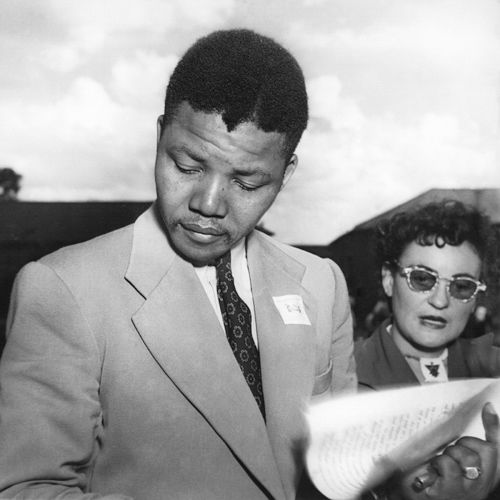 Nelson Mandela e Ruth First, 1951, UCT Libraries Digital Collections - in apertura Ruth First, murales di Ben Slow, Orlando East Soweto Johannesburg, foto Derek Smith, fonte Wikipedia