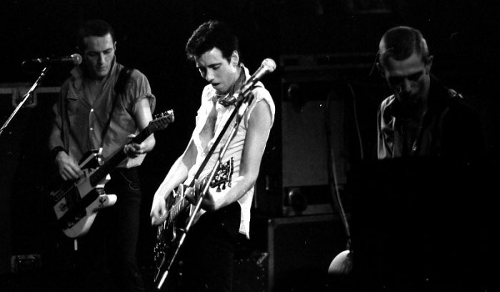 The Clash, Oslo, 1980, foto Helge Øverås - in aperturaJoe Strummer, musicista, cantante, murales a New York, caricato da KS su Wikipedia ita (foto originale a colori)